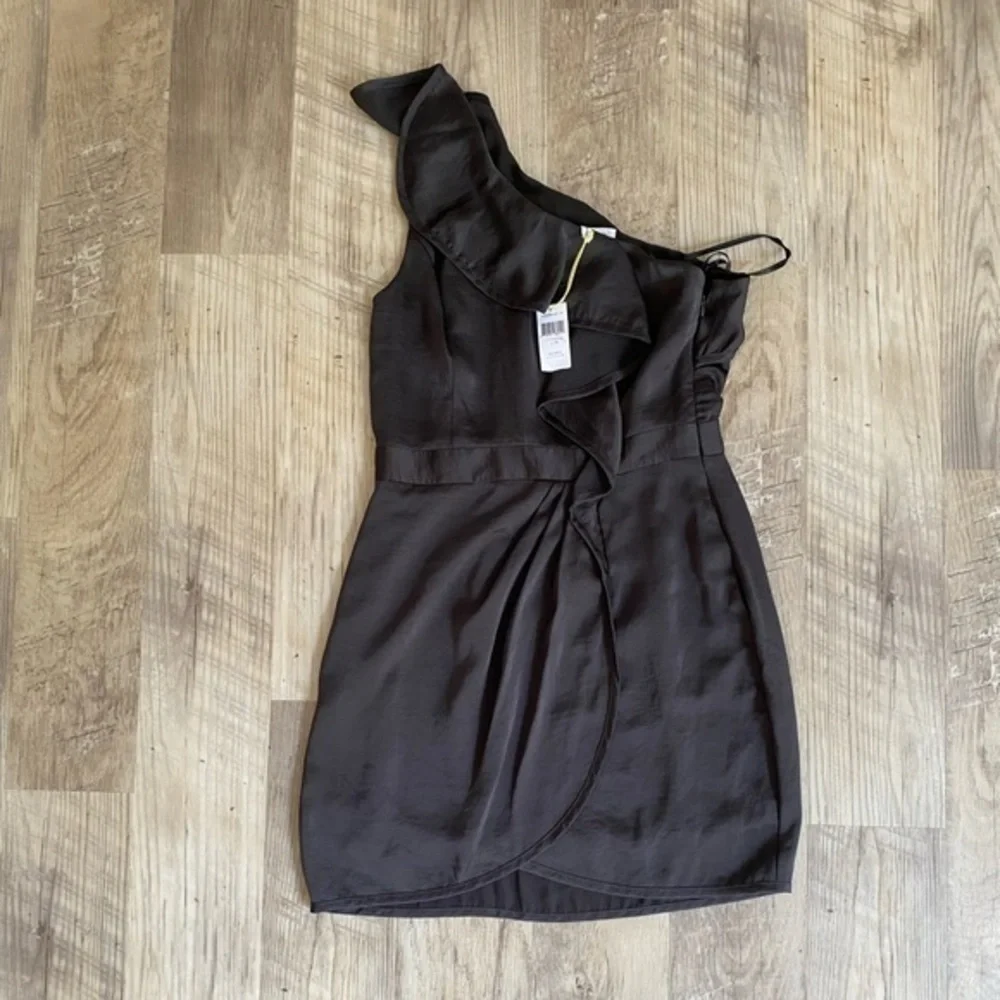 ✨ BCBG Generation Ruffle Dress✨ - Picture 4 of 5